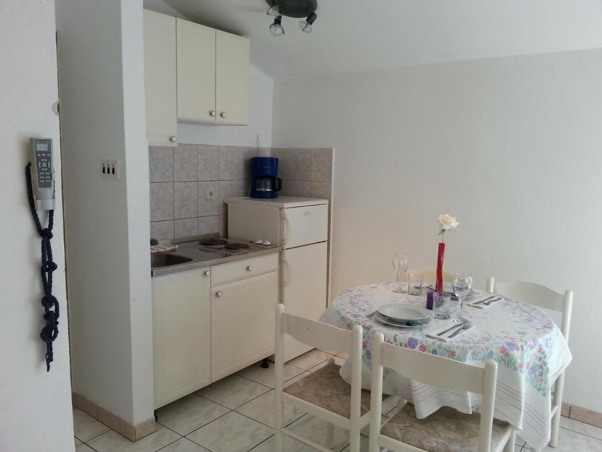 Apartmani Elena Malinska Extérieur photo
