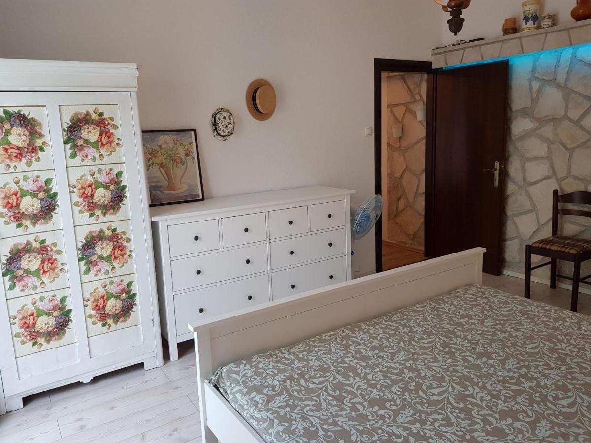 Apartmani Elena Malinska Extérieur photo