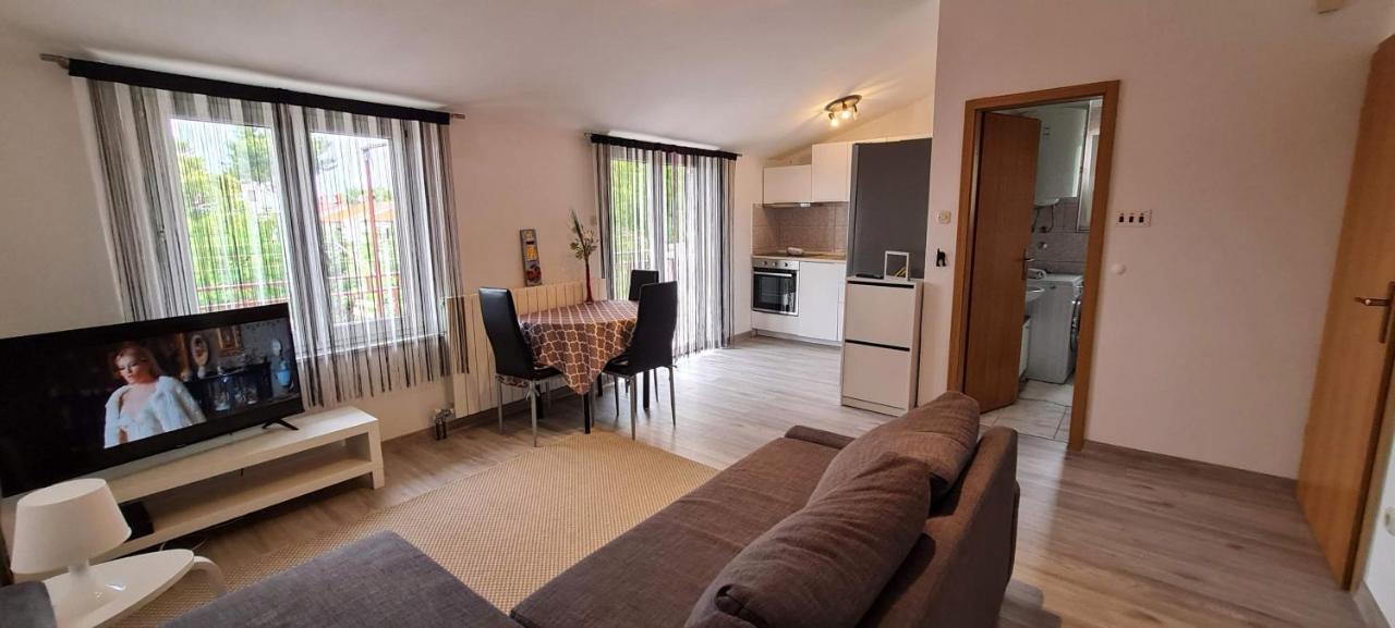 Apartmani Elena Malinska Extérieur photo